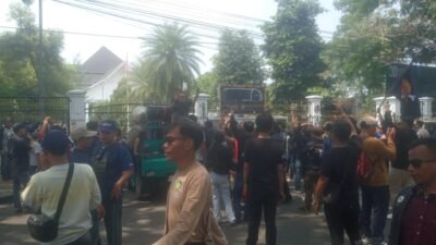 PULUHAN DEMONSTRAN BERUNJUK RASA DI DEPAN GEDUNG DEWAN CIANJUR